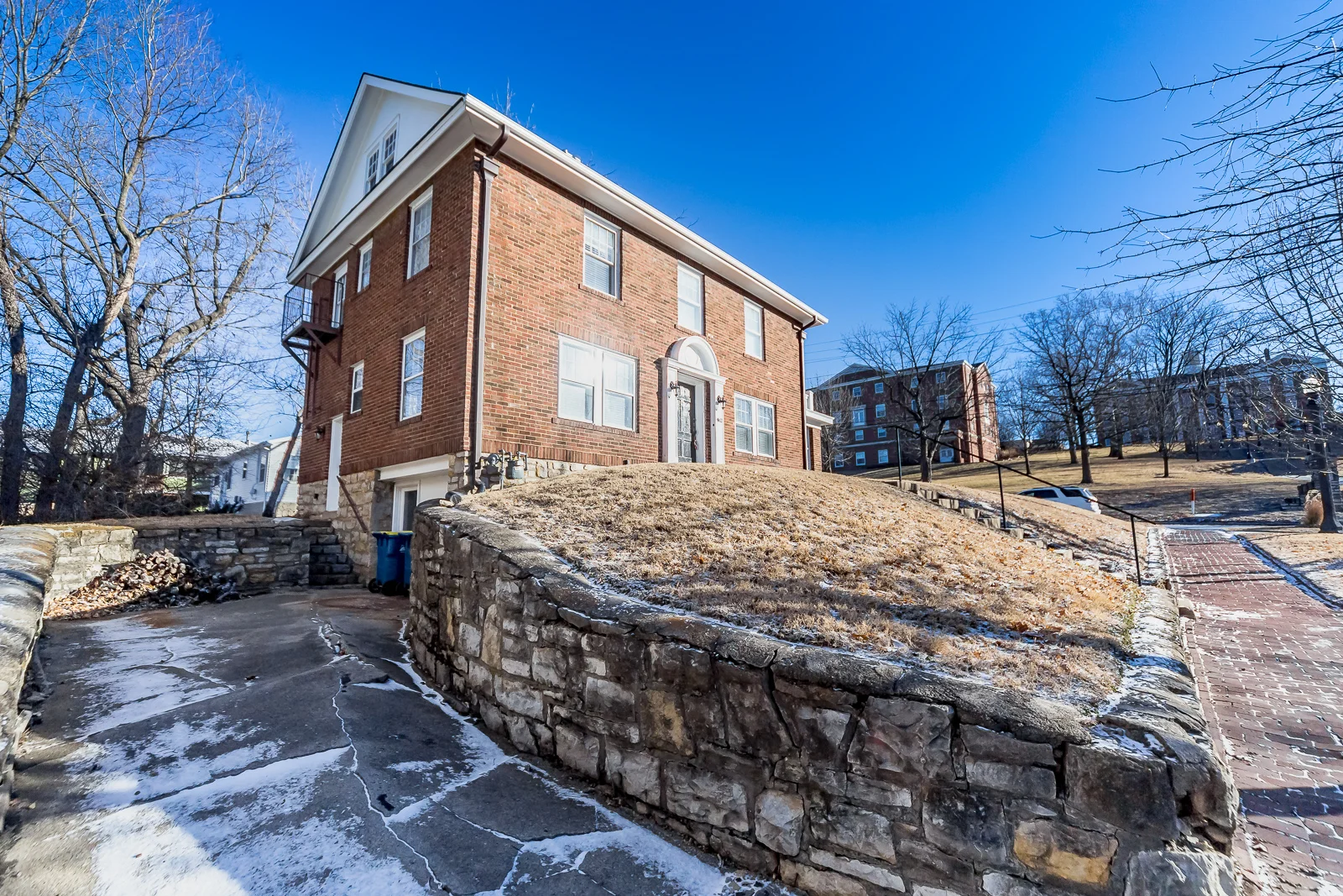 462 E Franklin St - Web-101.jpg