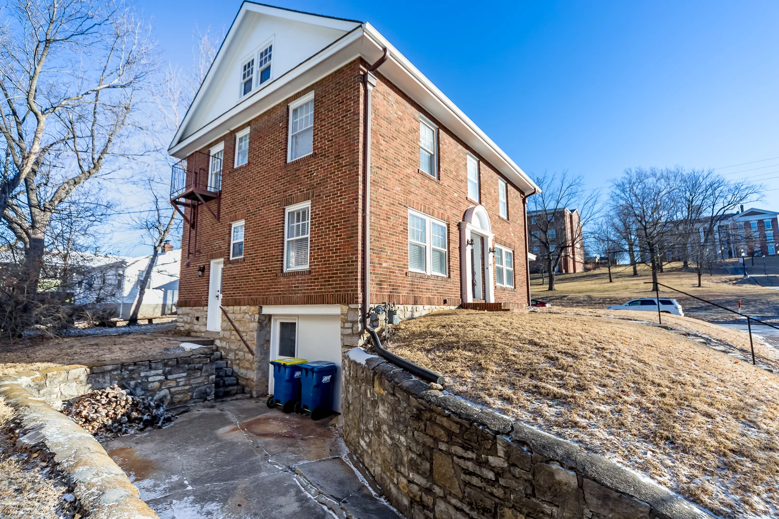 462 E Franklin St - Web-102.jpg
