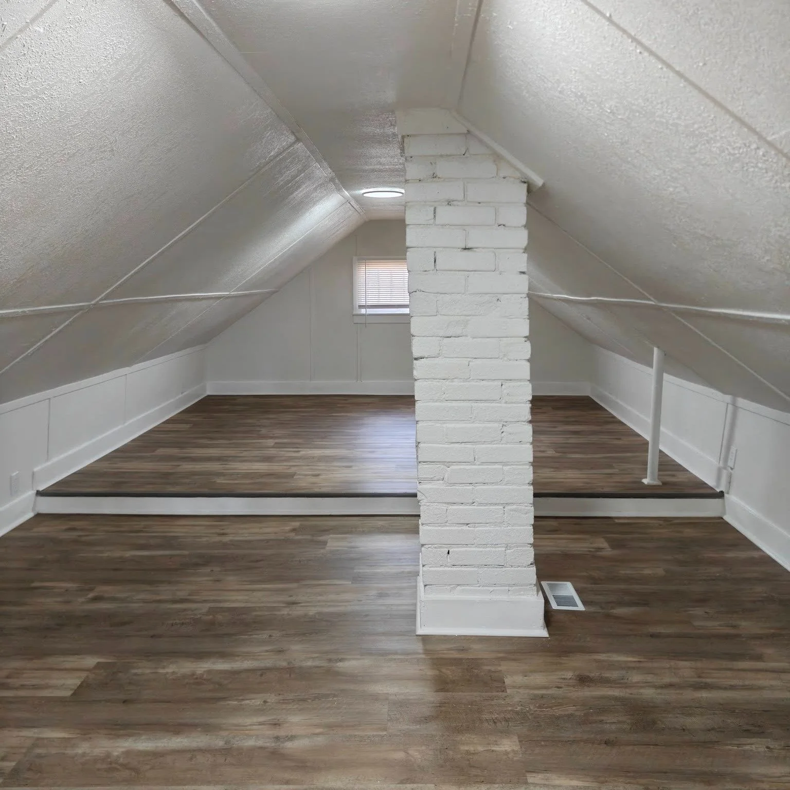 After 100+ years&hellip; still standing. Just leaning a little.
Not sure we&rsquo;ll be saying that about homes built today.

#letsdoshots #kchomephotography #oldhomes #characterhomes #oldhousecharm #buildquality