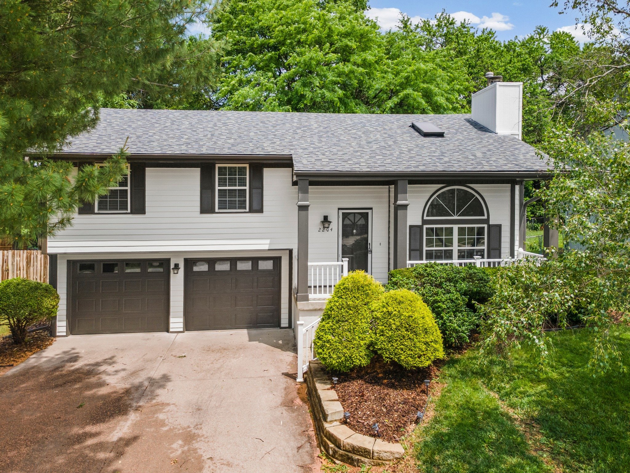 Not every home needs a million-dollar renovation to photograph beautifully.

Good natural light.
Clean spaces.
Tall ceilings.
Functional layout.

That&rsquo;s the kind of home buyers connect with every single day.

One thing we always pay attention t