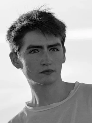   Tom Resseguier  studied ballet at the Ballettschule des Hamburg Ballett, where he took his first steps into the neoclassical repertoire through John Neumeier’s style, before joining the Junior Ballet at the Conservatoire National Supérieur de Musiq