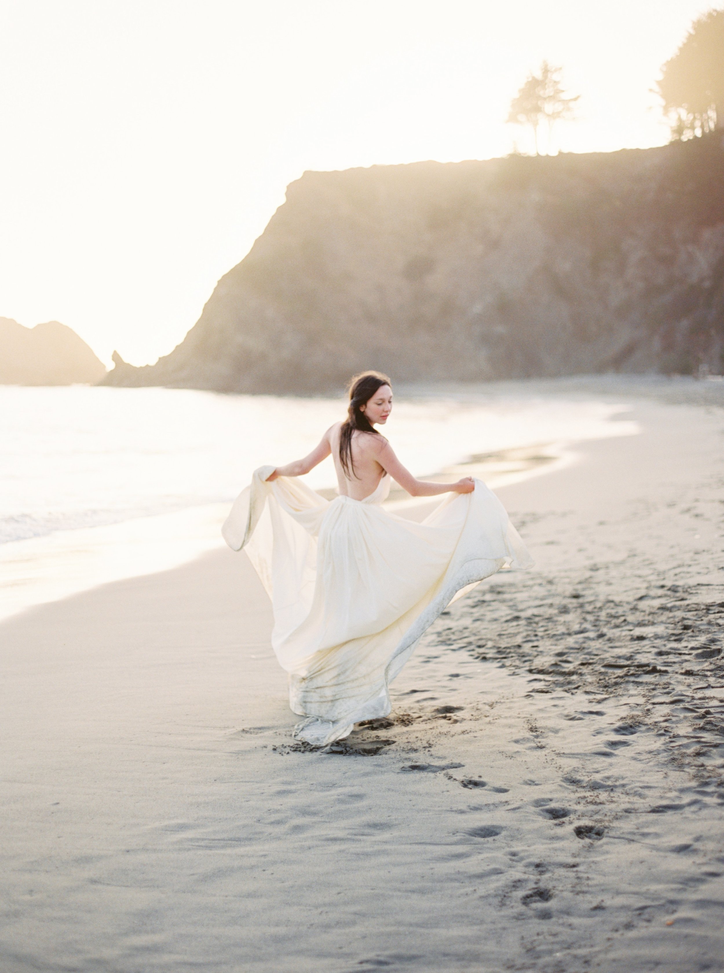 Seaside Wedding | Seaside Bridal Shoot | Erich McVey Workshop | Lisa Catherine Photography | Joy Wed | Fine Art Wedding blog | Organic Wedding Inspiration | Organic Wedding Bouquet