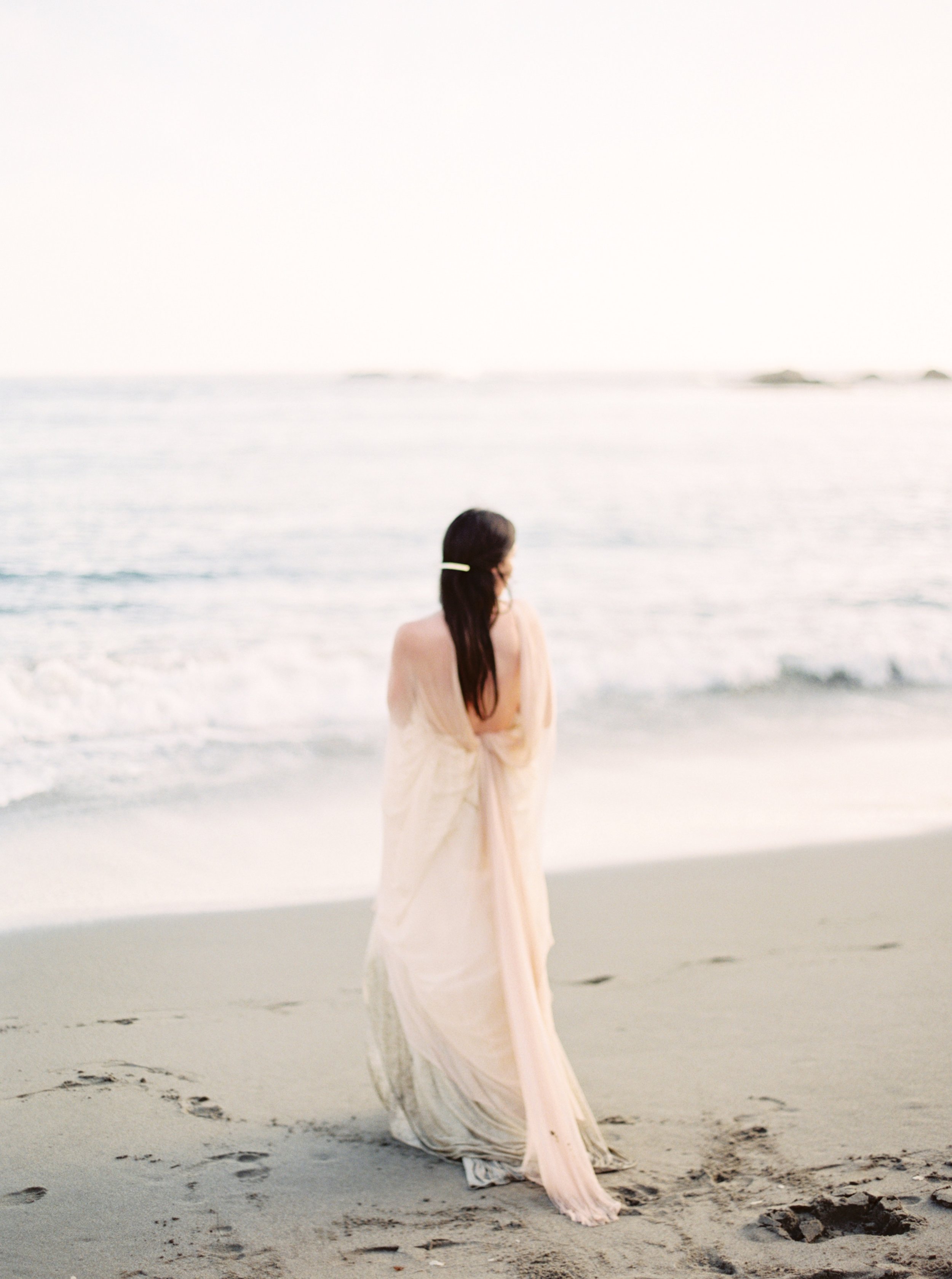Seaside Wedding | Seaside Bridal Shoot | Erich McVey Workshop | Lisa Catherine Photography | Joy Wed | Fine Art Wedding blog | Organic Wedding Inspiration | Organic Wedding Bouquet