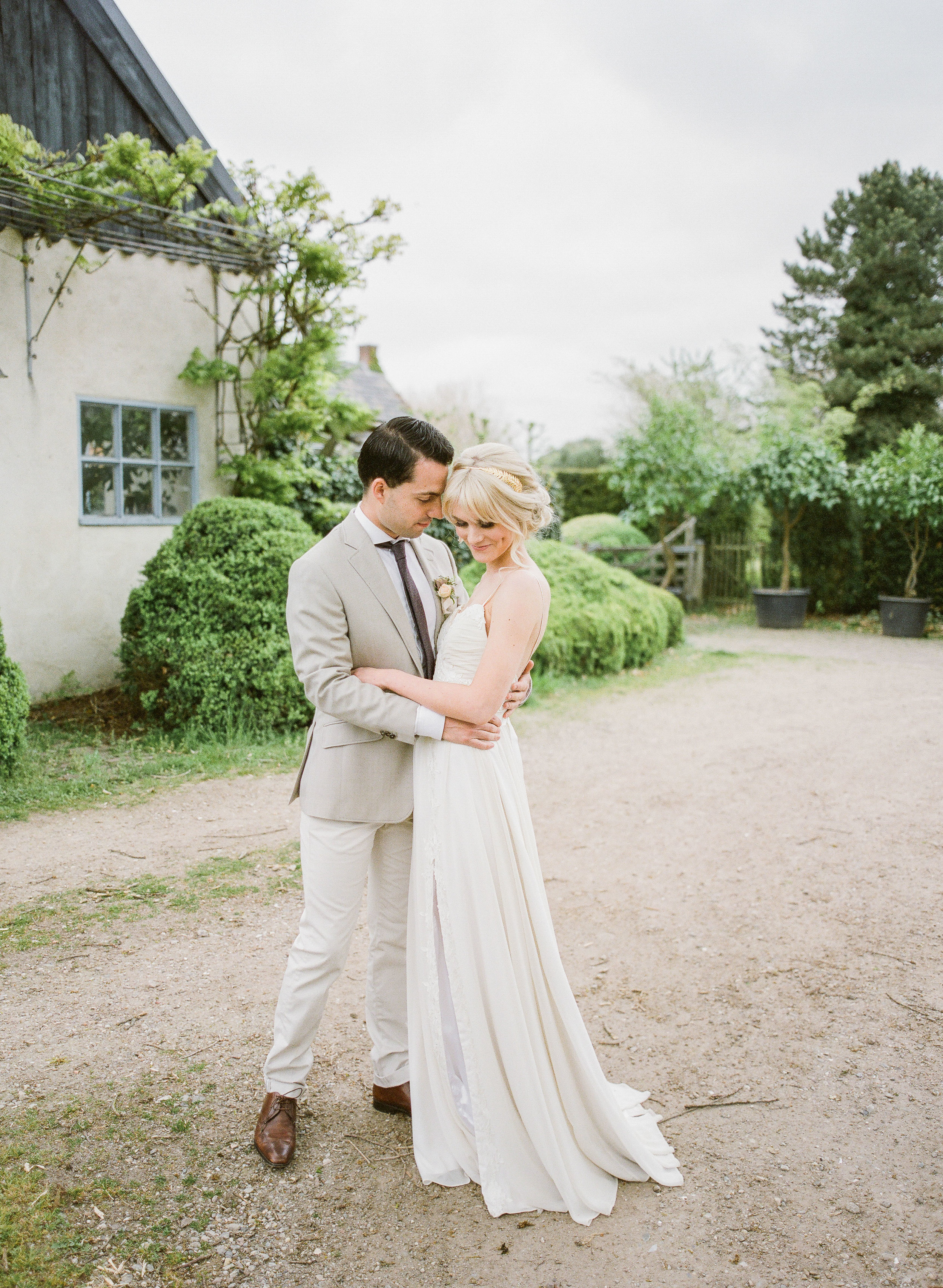 Domaine d' Heerstaayen Wedding | Netherlands Wedding | Netherlands Wedding Photographer | Alexandra Vonk Photography | Pink and Peach Wedding | Fine Art Wedding Blog | Joy Wed