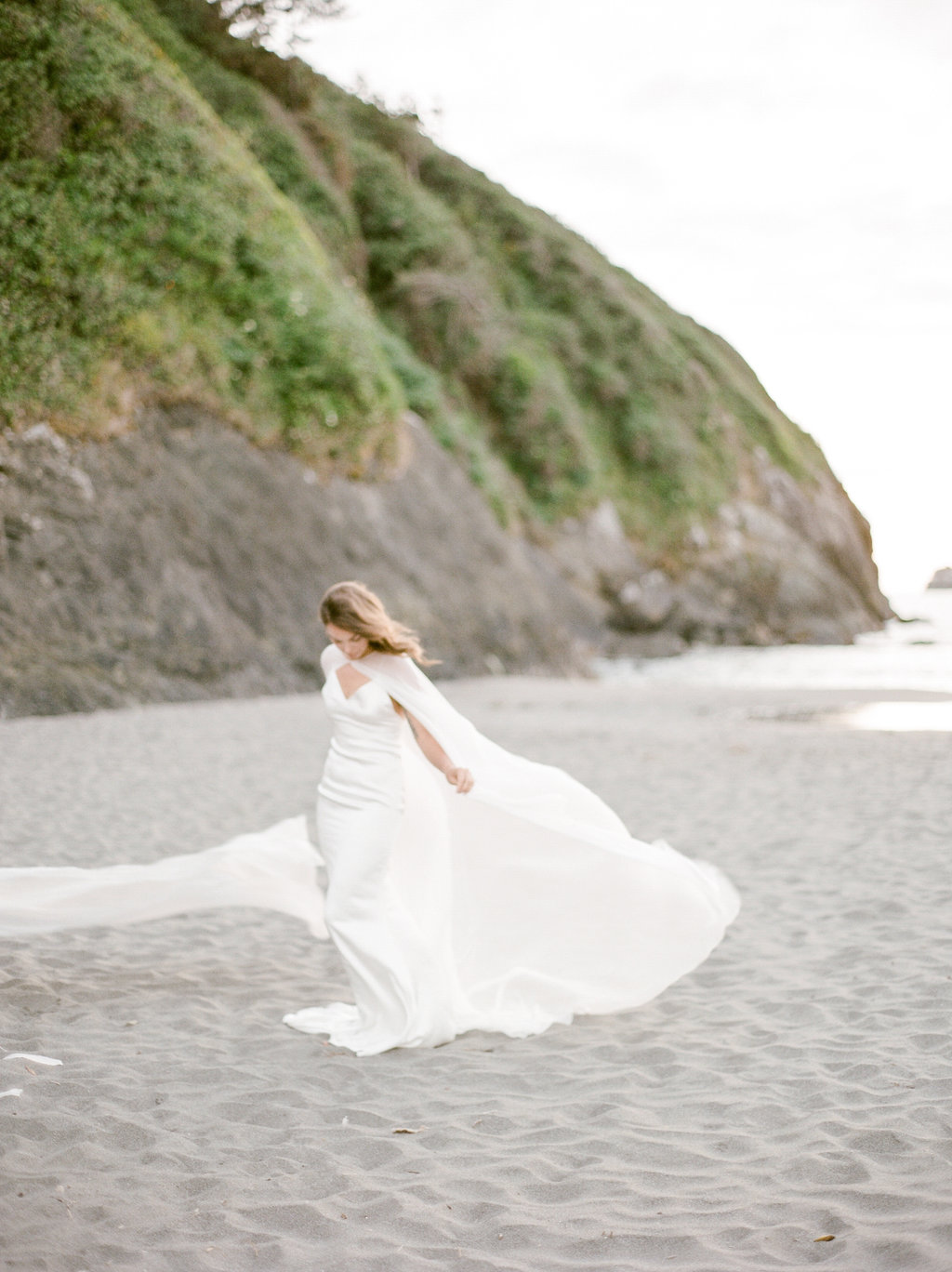 California Beach Wedding | Beach Wedding | Minimalist Wedding | Madalina Sheldon | Anda Ambrosini | Fine Art Wedding Blog | Canadian Wedding Blog | White Wedding | Joy Wed