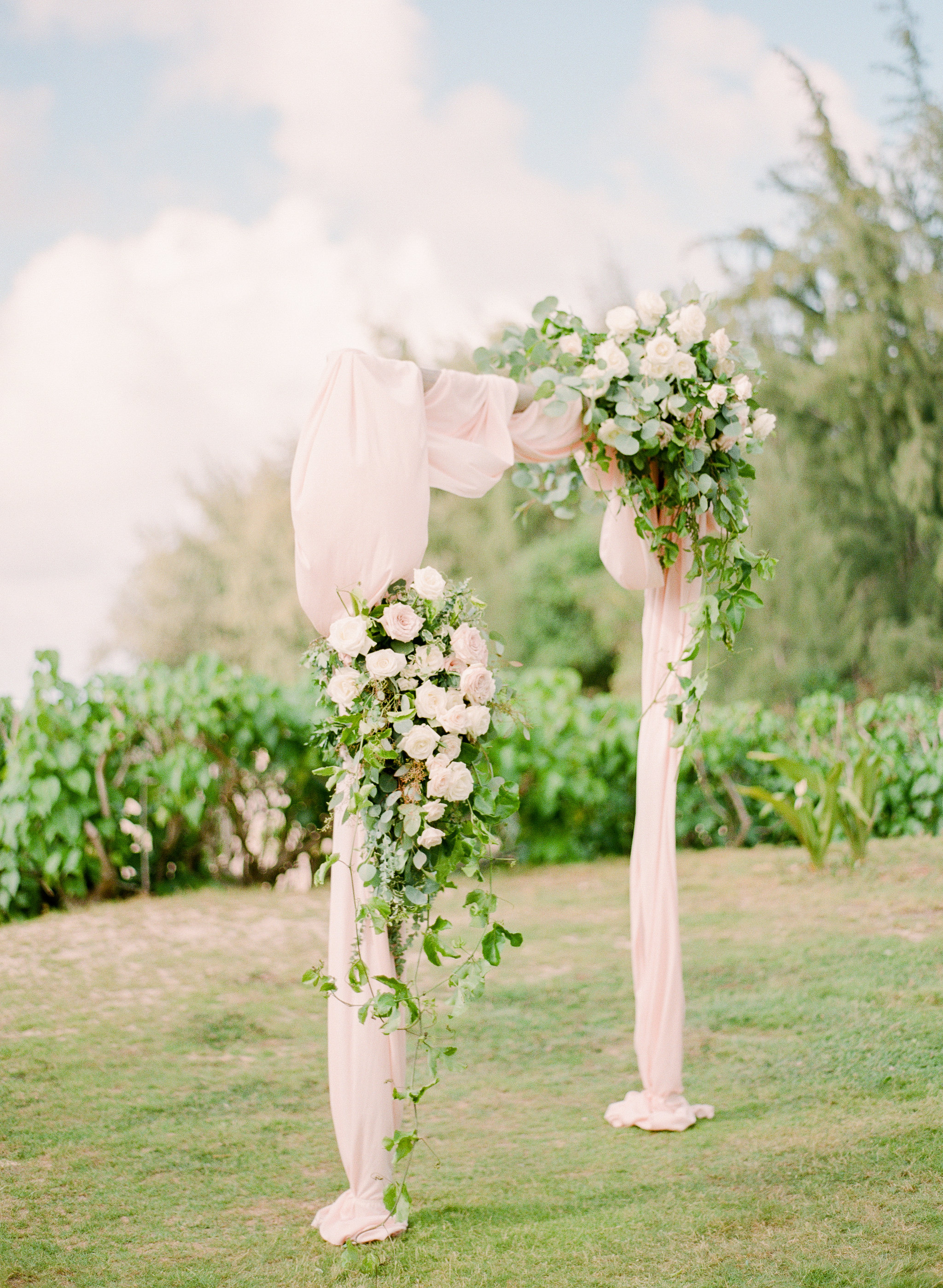Hawaiian Wedding | Beach Wedding | Aria Studios | Chinese Wedding | Fine Art Wedding Blog | Canadian Wedding Blog | Joy Wed | Outdoor Wedding | Tent Wedding