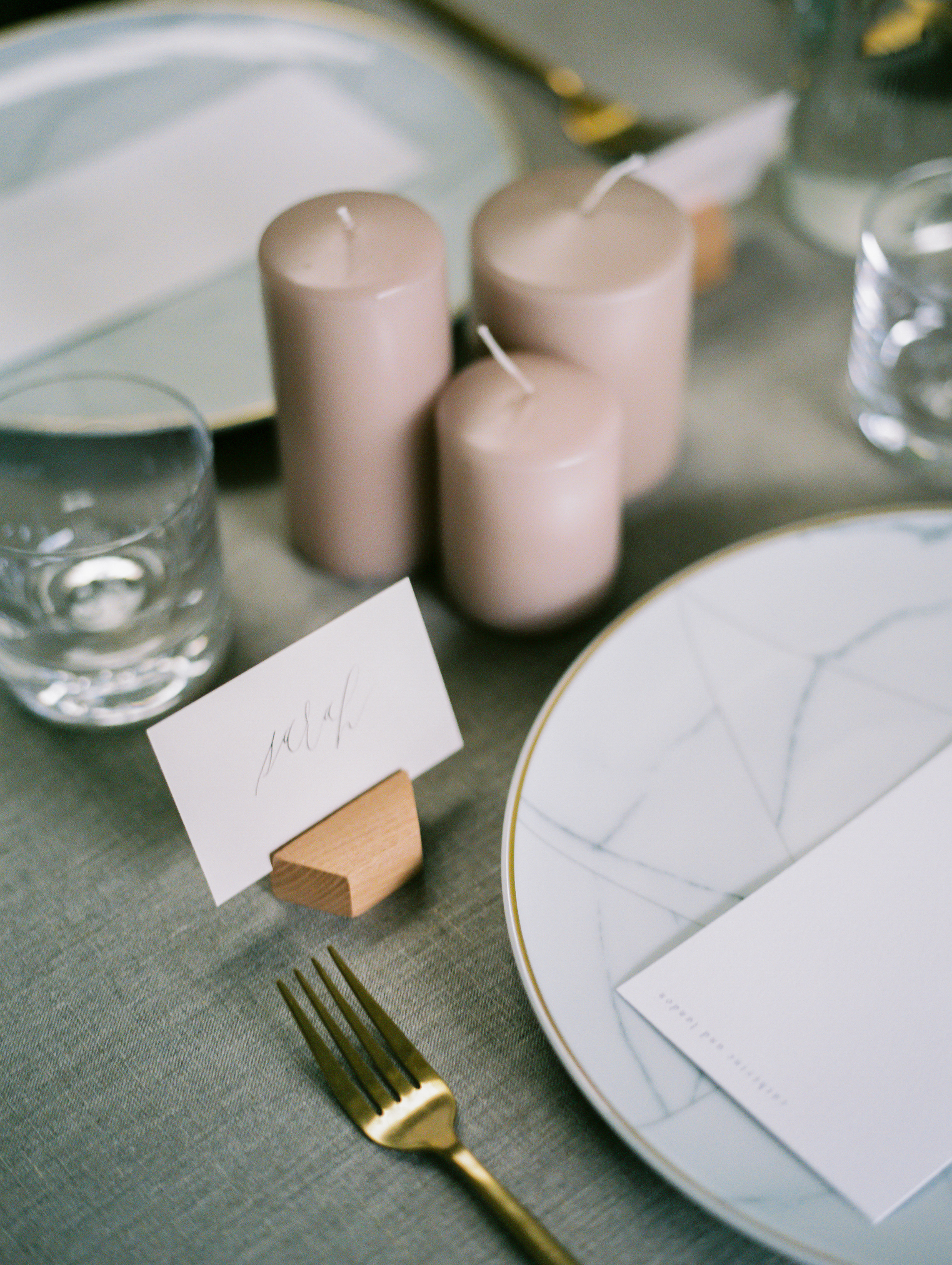 Feminine Bridal Inspiration | Minimalist Bridal | Minimalist Wedding | Natural Wedding | Organic Wedding | Jeremy Chou Photography | Fine Art Wedding | Joy Wed
