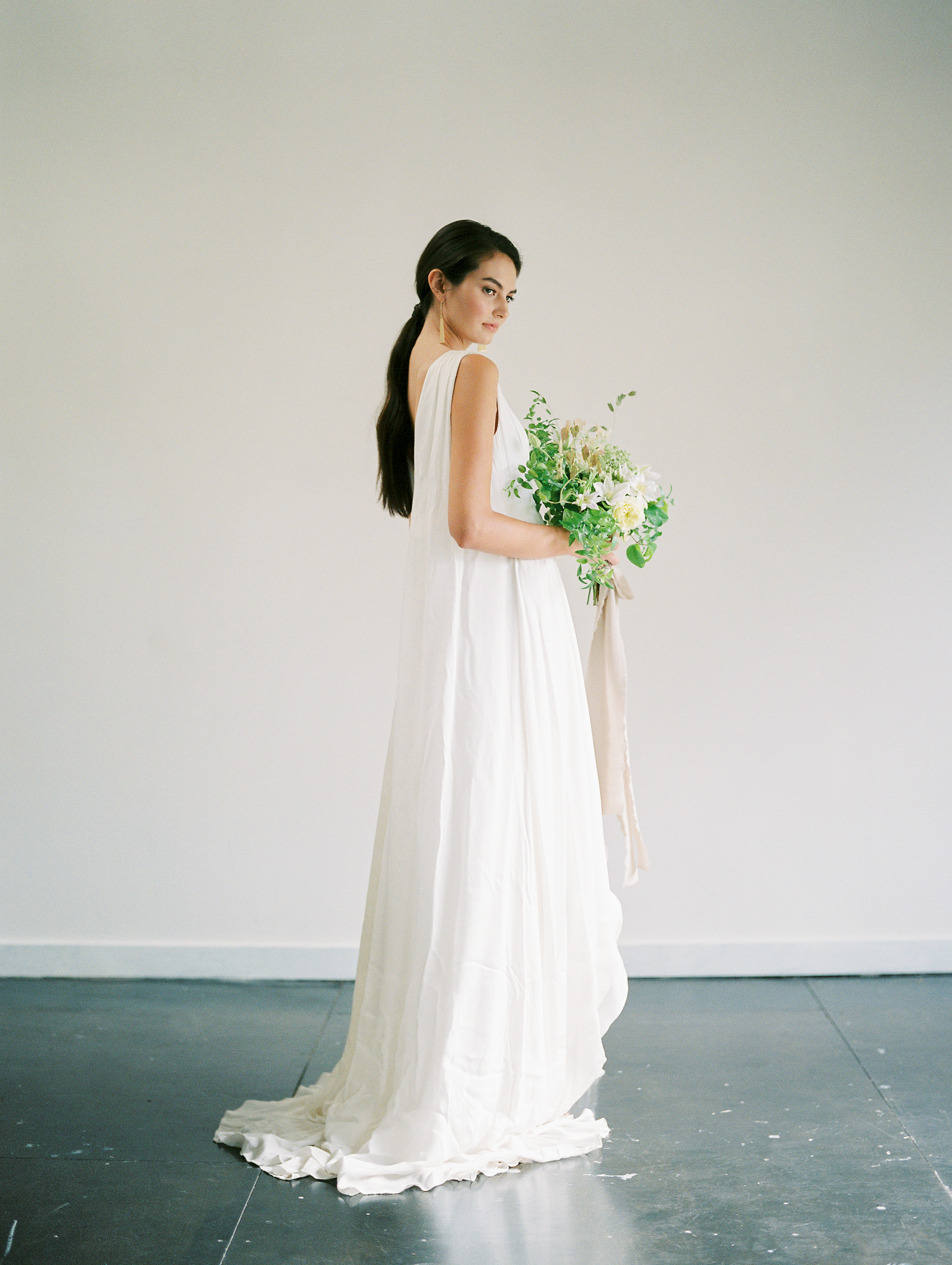 Feminine Bridal Inspiration | Minimalist Bridal | Minimalist Wedding | Natural Wedding | Organic Wedding | Jeremy Chou Photography | Fine Art Wedding | Joy Wed