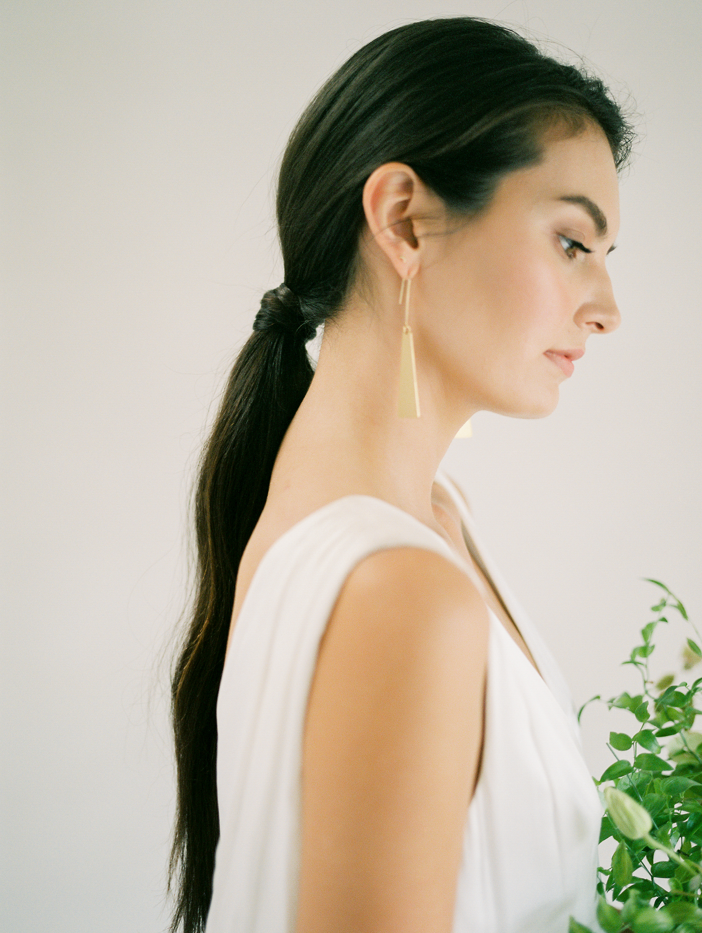 Feminine Bridal Inspiration | Minimalist Bridal | Minimalist Wedding | Natural Wedding | Organic Wedding | Jeremy Chou Photography | Fine Art Wedding | Joy Wed