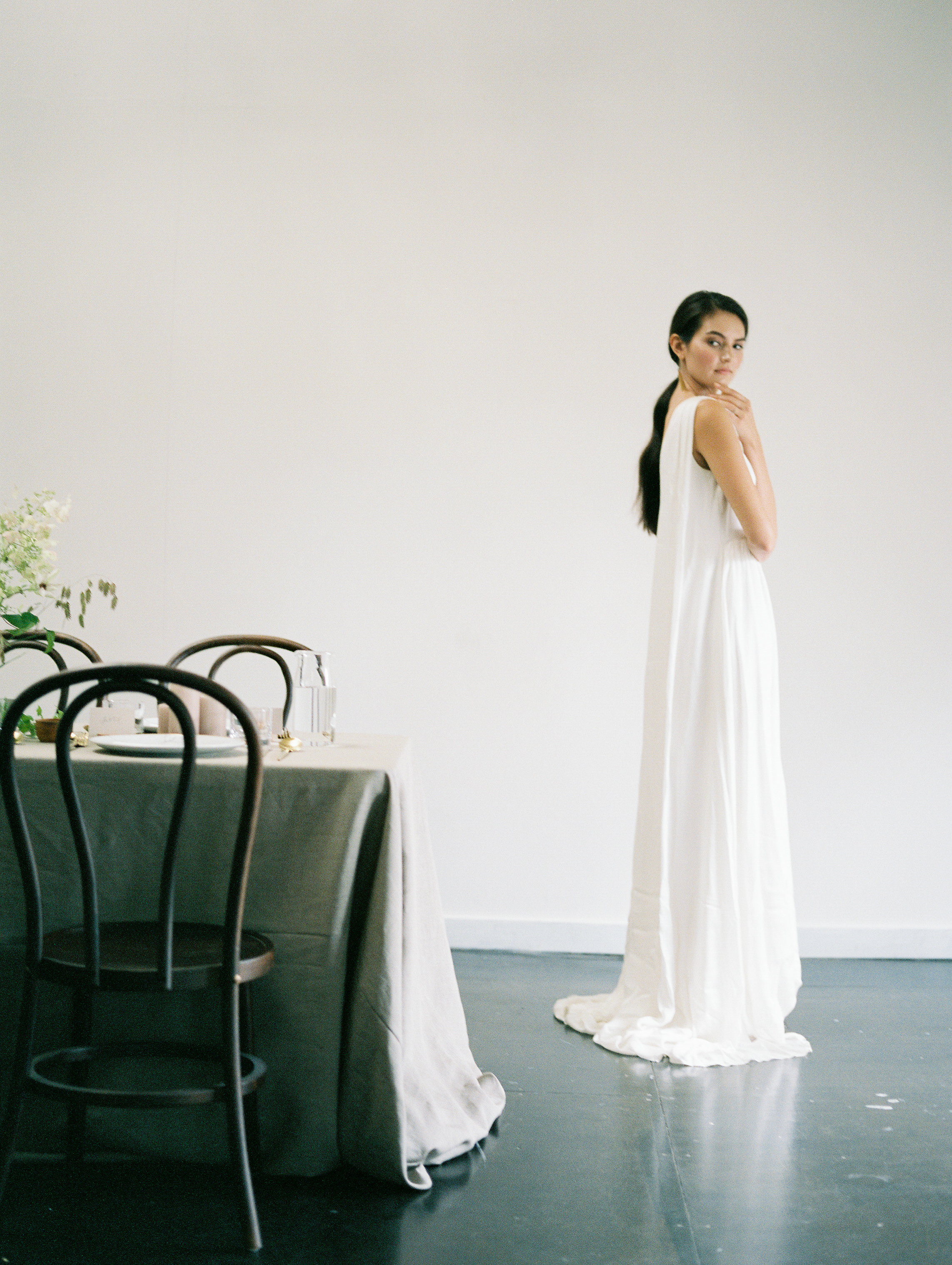 Feminine Bridal Inspiration | Minimalist Bridal | Minimalist Wedding | Natural Wedding | Organic Wedding | Jeremy Chou Photography | Fine Art Wedding | Joy Wed