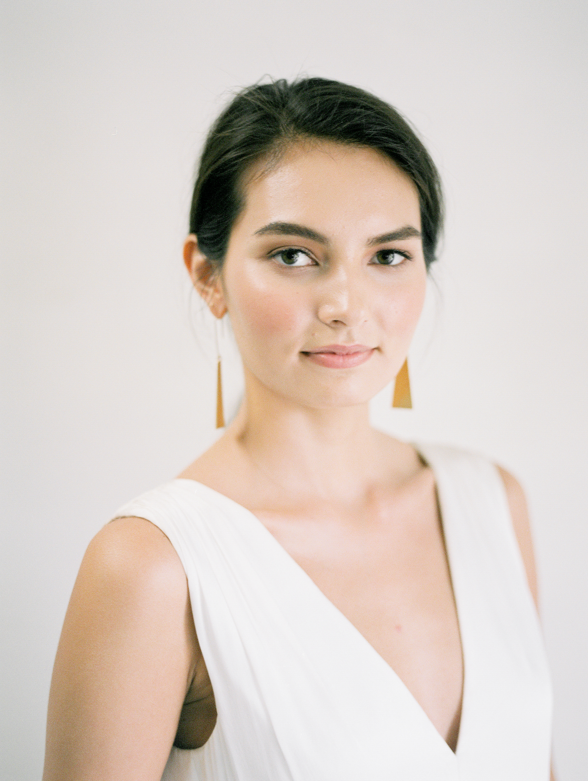 Feminine Bridal Inspiration | Minimalist Bridal | Minimalist Wedding | Natural Wedding | Organic Wedding | Jeremy Chou Photography | Fine Art Wedding | Joy Wed