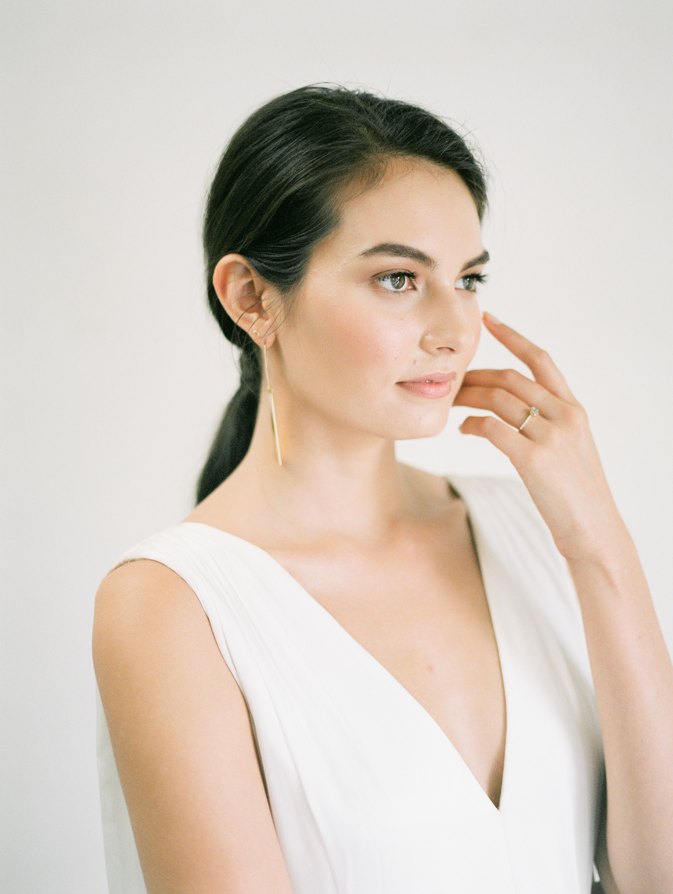 Feminine Bridal Inspiration | Minimalist Bridal | Minimalist Wedding | Natural Wedding | Organic Wedding | Jeremy Chou Photography | Fine Art Wedding | Joy Wed