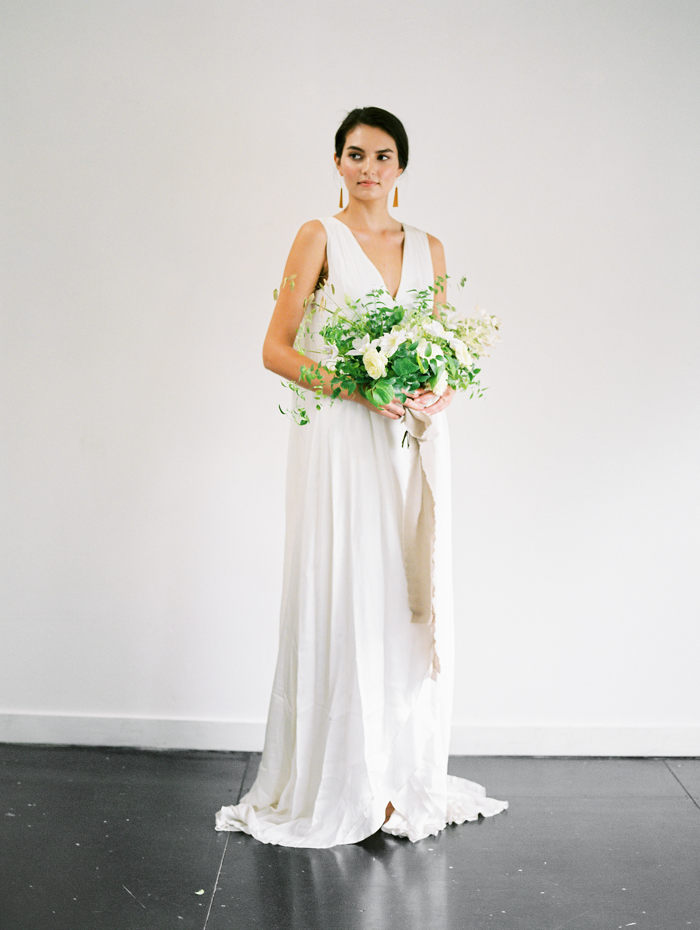 Feminine Bridal Inspiration | Minimalist Bridal | Minimalist Wedding | Natural Wedding | Organic Wedding | Jeremy Chou Photography | Fine Art Wedding | Joy Wed