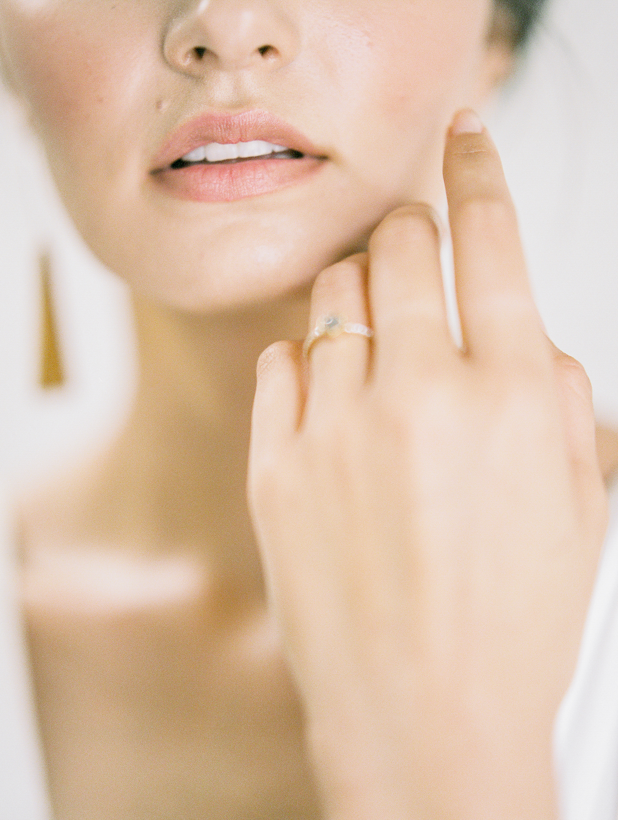 Feminine Bridal Inspiration | Minimalist Bridal | Minimalist Wedding | Natural Wedding | Organic Wedding | Jeremy Chou Photography | Fine Art Wedding | Joy Wed
