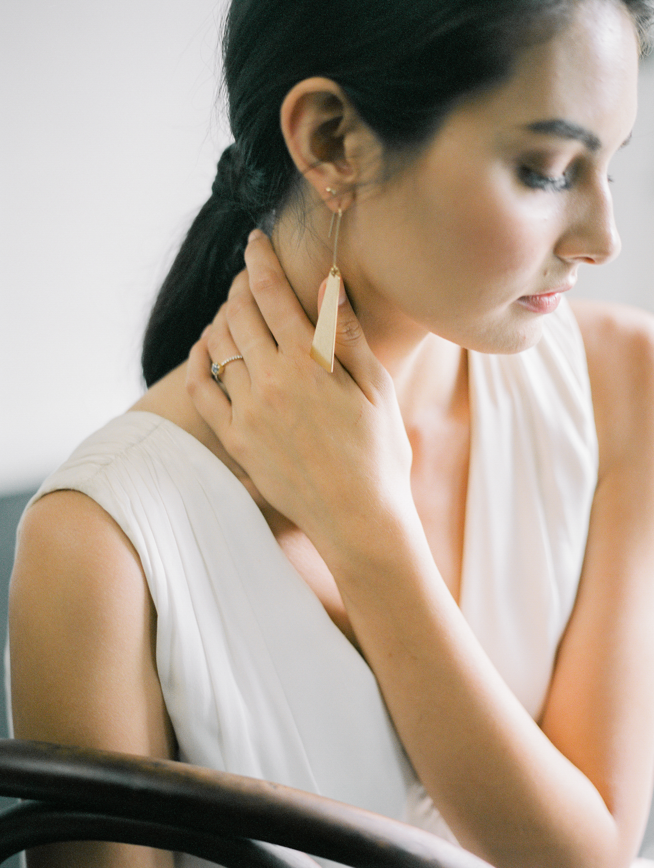 Feminine Bridal Inspiration | Minimalist Bridal | Minimalist Wedding | Natural Wedding | Organic Wedding | Jeremy Chou Photography | Fine Art Wedding | Joy Wed