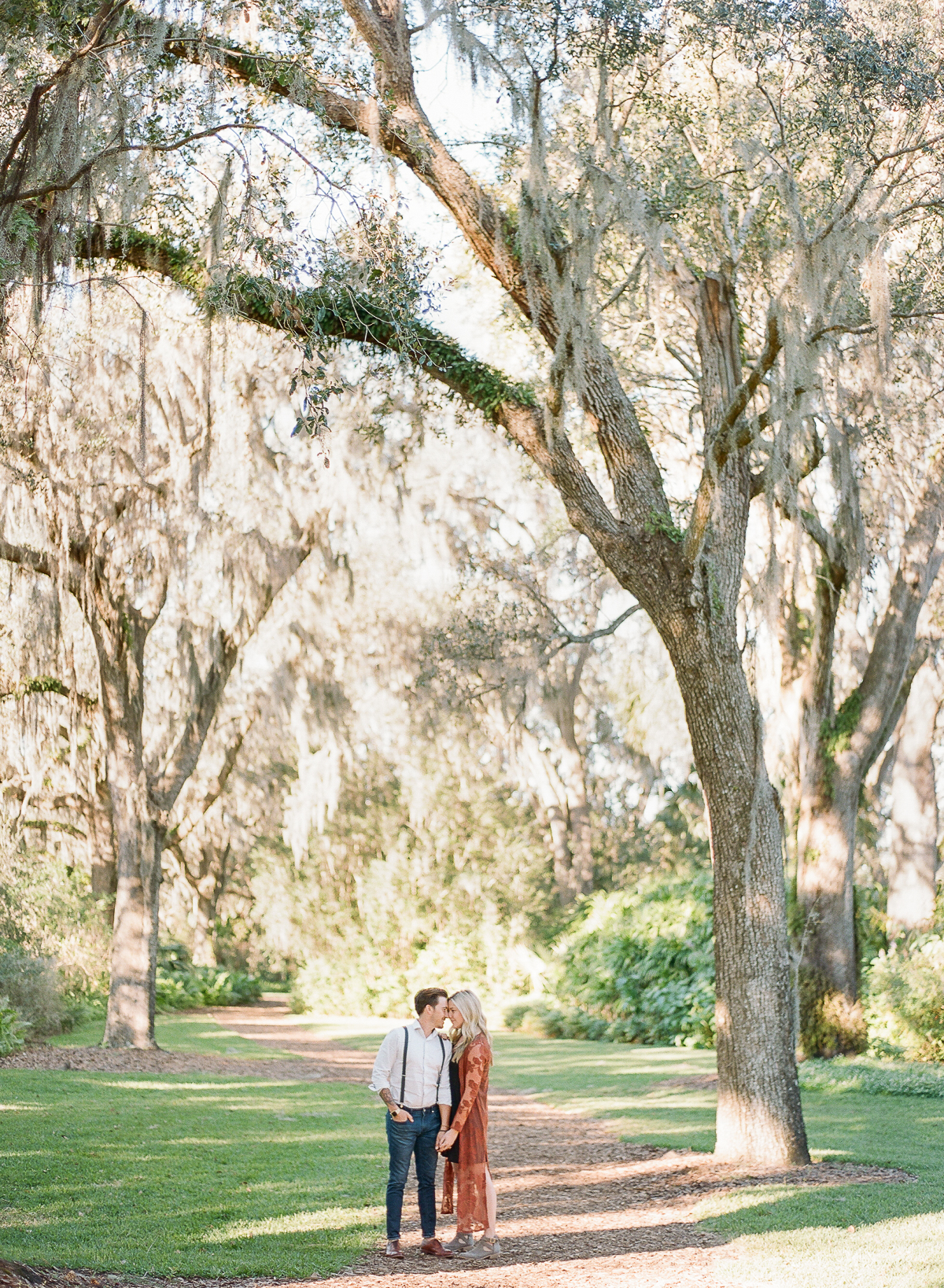 Bok Tower Gardens Engagement Session | Trendy Engagement Session | The Ganeys | Fine Art Engagement Session | Canadian Wedding Blog | Joy Wed | Fine Art Wedding Blog