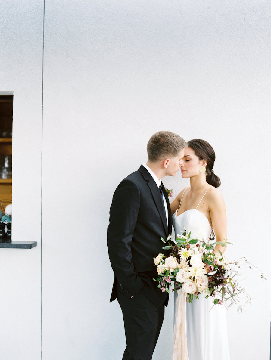 Modern and Minimalist Wedding | Bonnie Sen Photography | Linda Ha | Common House Wedding | White and Black Wedding | Fine Art Wedding blog | Canadian Wedding | Joy Wed
