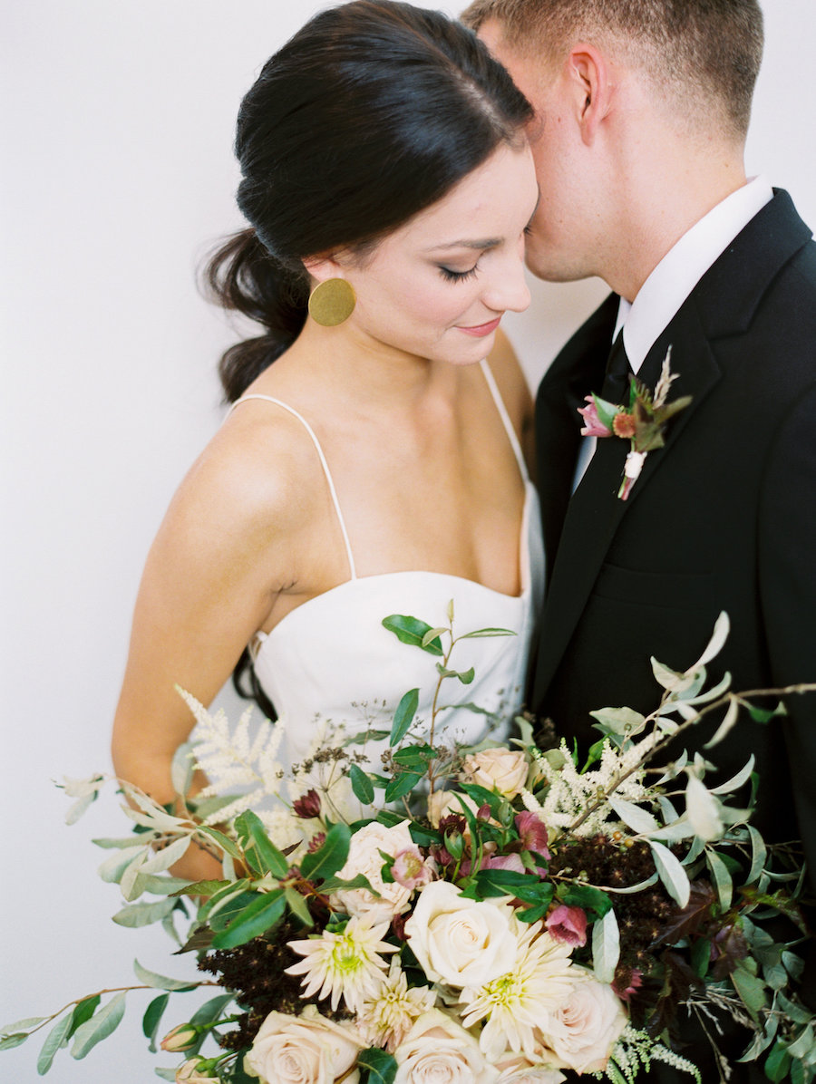 Modern and Minimalist Wedding | Bonnie Sen Photography | Linda Ha | Common House Wedding | White and Black Wedding | Fine Art Wedding blog | Canadian Wedding | Joy Wed