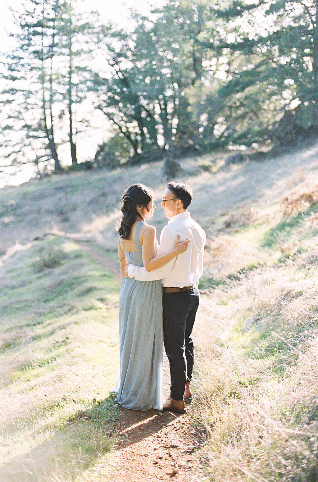 California Hills Engagement Session | California Photographer | Stephanie Gan Photography | Joy Wed | Canadian Wedding Blog | Canmore Wedding Planner | Sunset Engagement Session