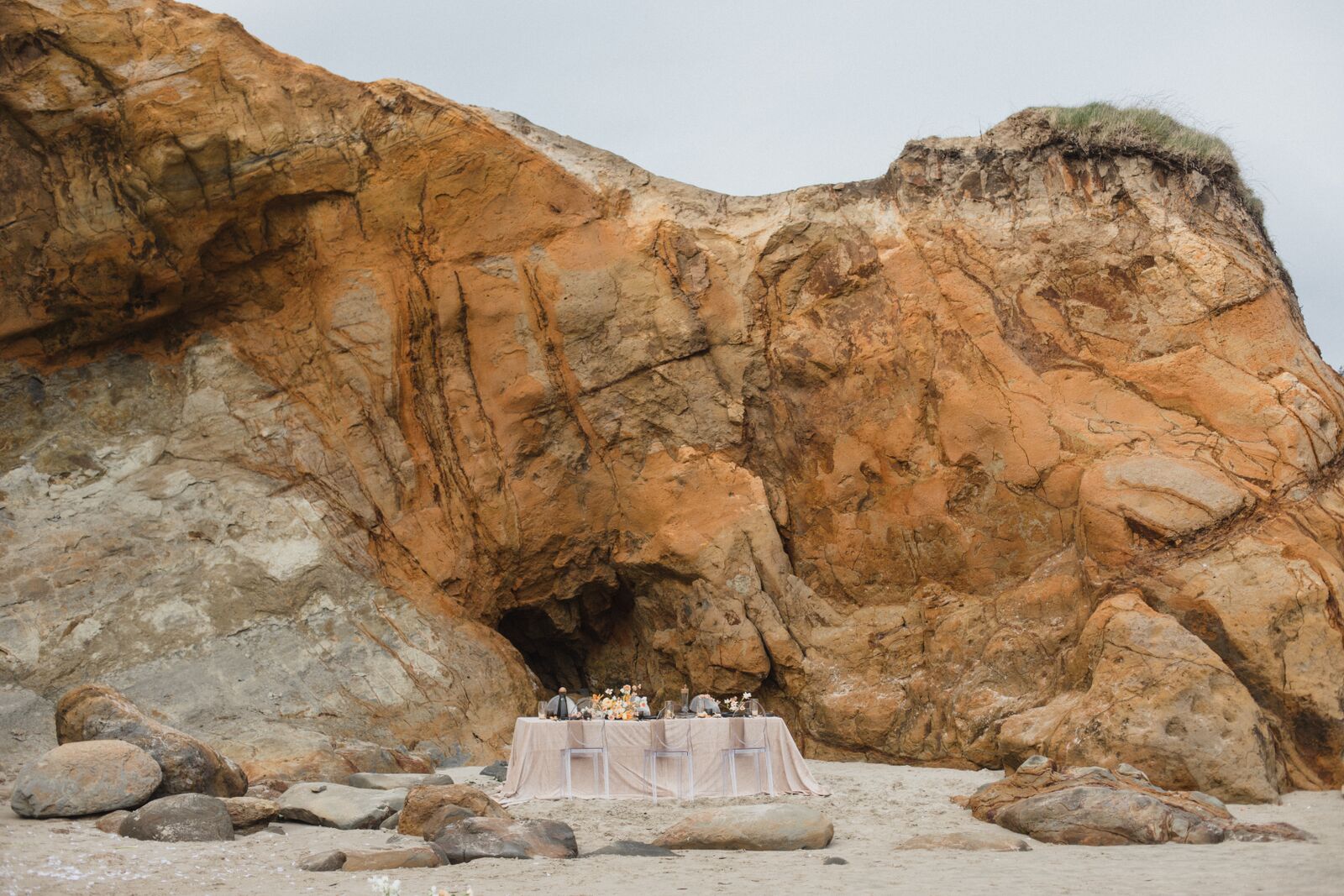 Cape Kiwanda Wedding | Minimalist Wedding | Contemporary Wedding | Alixann Loosle | Color Theory Collective | Beach Wedding | Joy Wed
