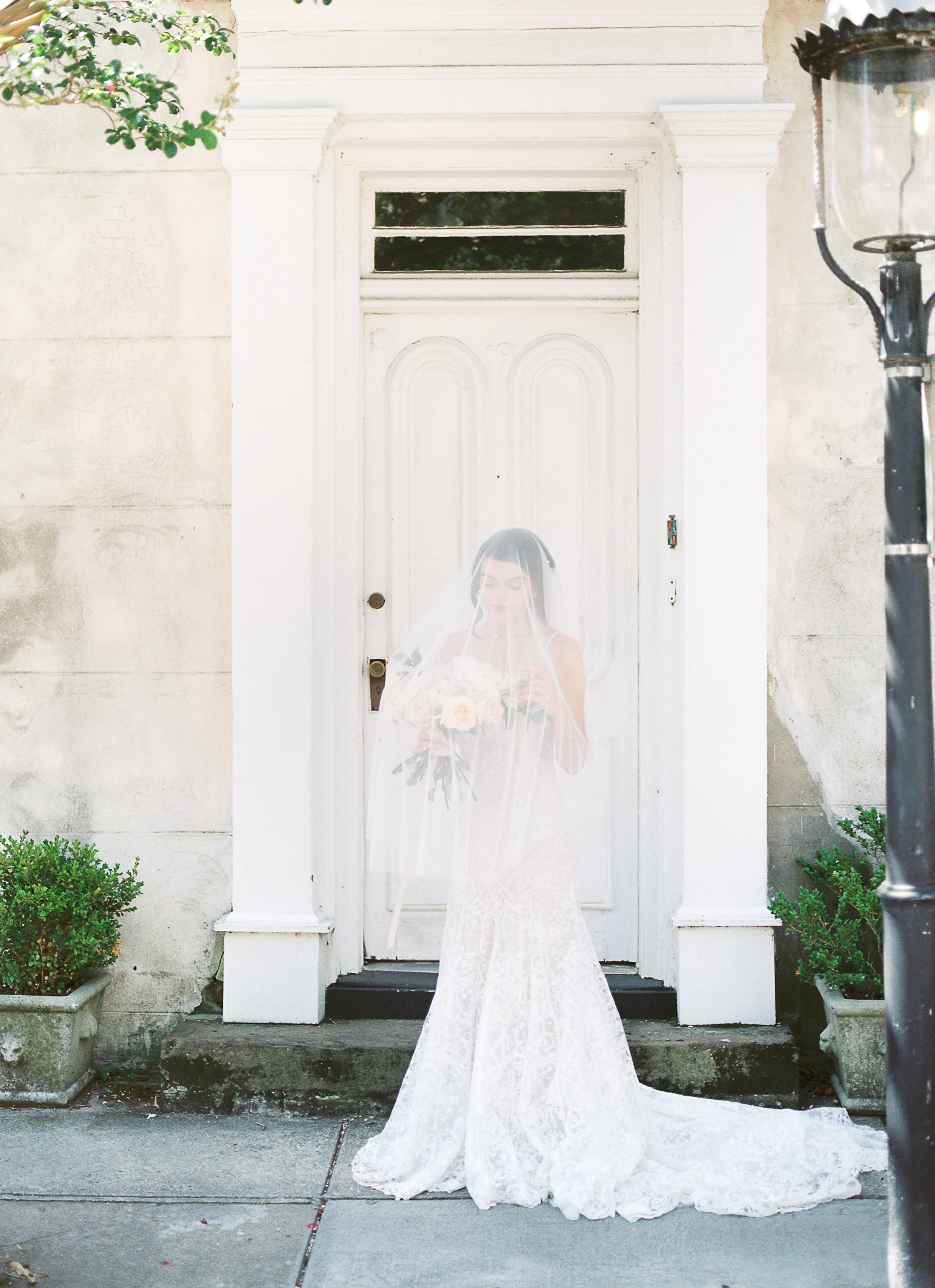Historic Charleston Bridal Session | North Carolina Photographer | Fine Art Wedding Blog | Joy Wed | Danielle Hutchinson Photography | Spring Wedding Inspiration
