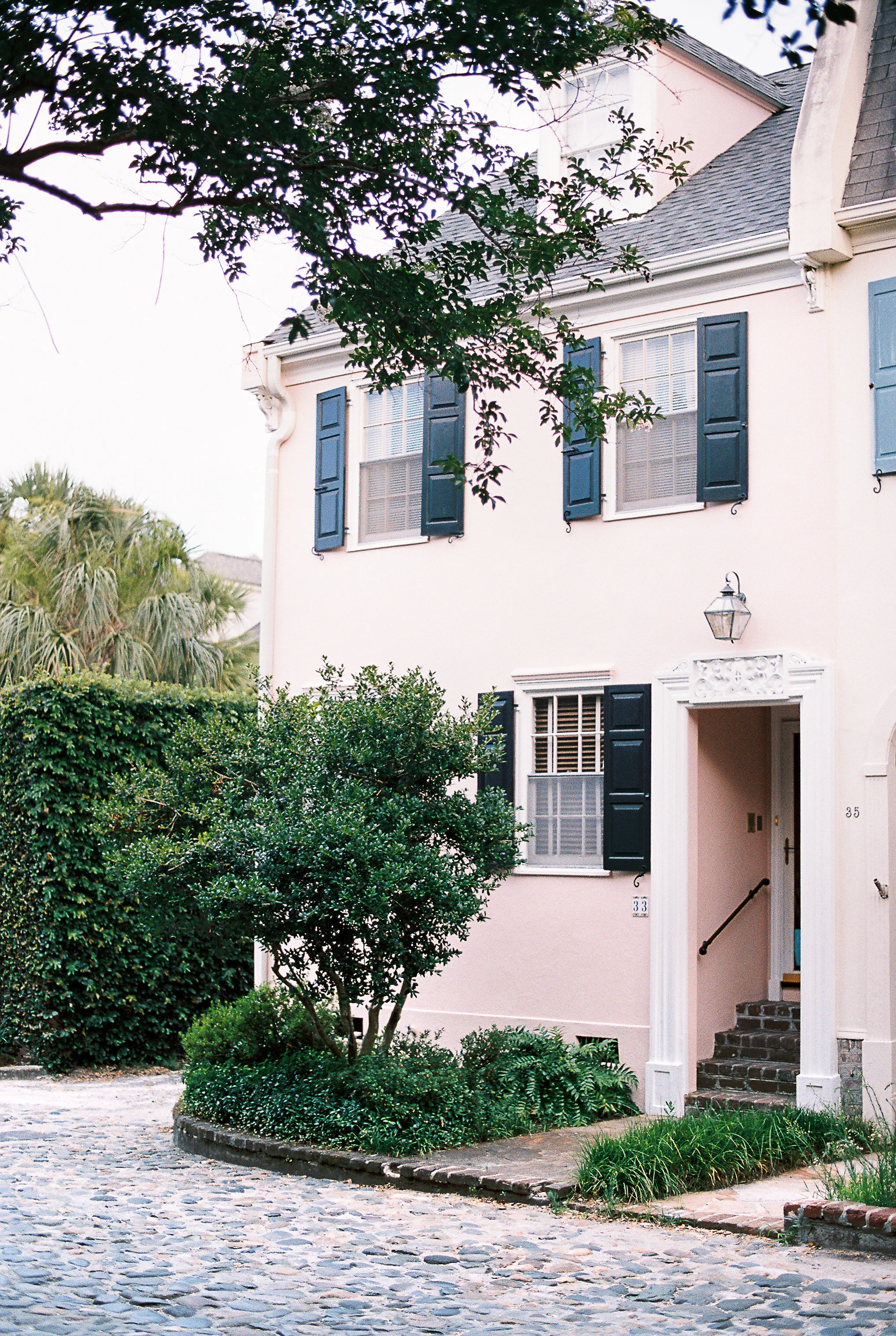Historic Charleston Bridal Session | North Carolina Photographer | Fine Art Wedding Blog | Joy Wed | Danielle Hutchinson Photography | Spring Wedding Inspiration