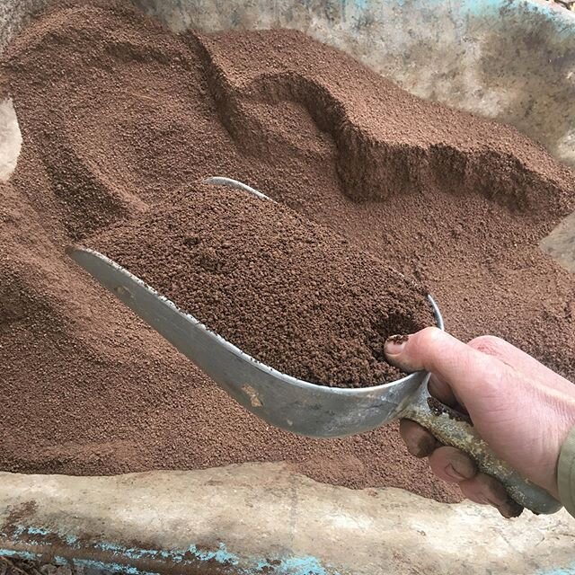 Processing a special mix of local clay subsoil and river sand for an upcoming feature wall.
#plasteringlife #socialdistancing
