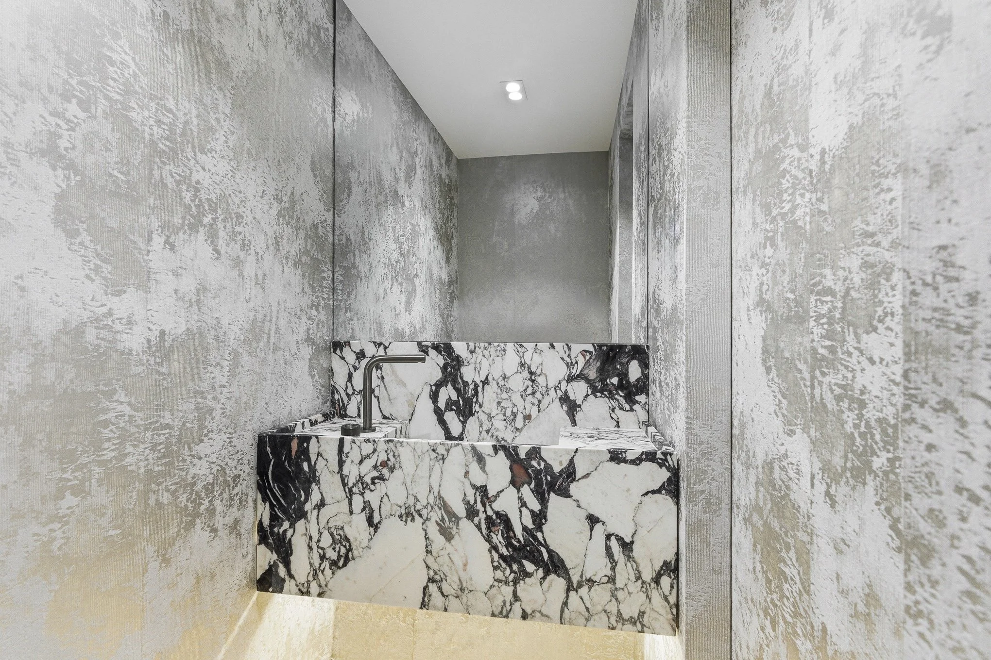 One Wood - Powder Room 