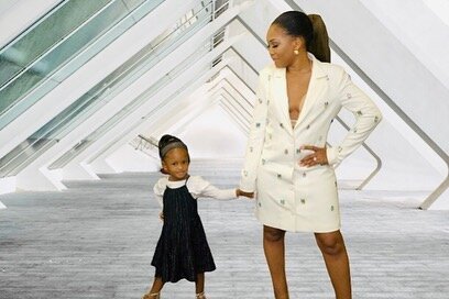 She&rsquo;s always ready with mommy by her side. 💕 #fashionmama #nyfw #nycstylist #thewardrobetherapist #virtualfashionweek  Blazer Dress: @darlyarmoireboutique