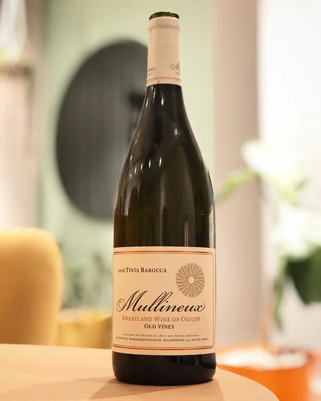 Tinta Barocca 2016 from @mullineuxwines.
Already from sniffing the cork I got dark chocolate. With the dominant flavours of dark cherry fruit and the somewhat drying and earthy character, I would not hesitate to use it with game meat. Unfortunately only available to wine club members, though. #wanting