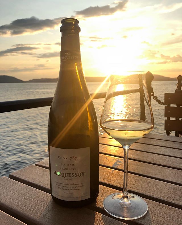 A wonderful evening treat back in Bergen - the 737 from @champagne_jacquesson.