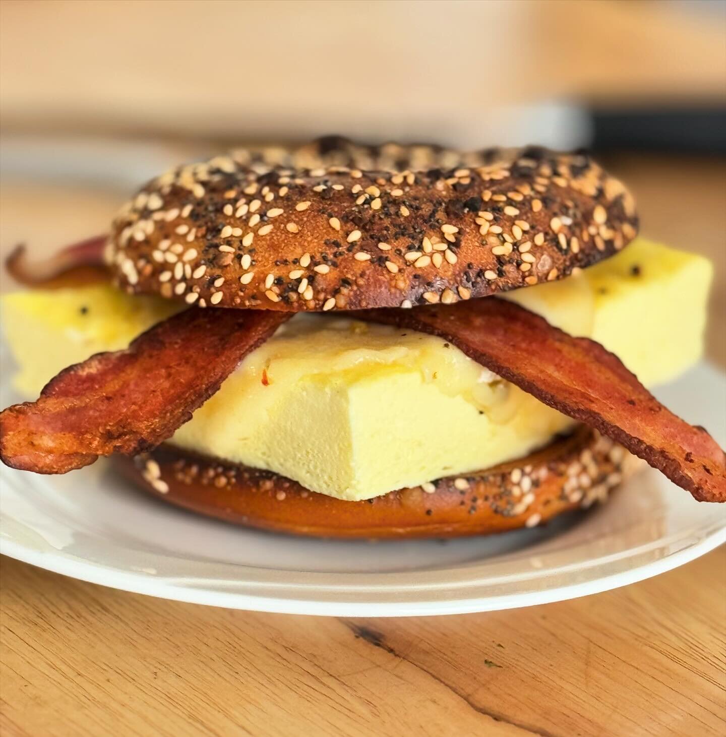Brekkie Bagel Sandwich. #sundayvibes 
.
.
#breakfastbagel #bagellover #bfast #sundayfood #foodie #foodiesofinstagram #igfoodies #foodstagram #bagelporn #yum #foodreview #chicagofoodie #chefs #baconlovers #bacon #foodbeast #foodblog