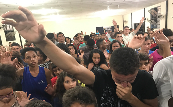 ¡No hay nada más grande que ve a los perdidos pasar al frente y recibir a Jesus como su salvador!