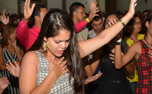 En cada evento, cientos pasaron al frente en fe recibiendo el poderoso toque de Jesus.