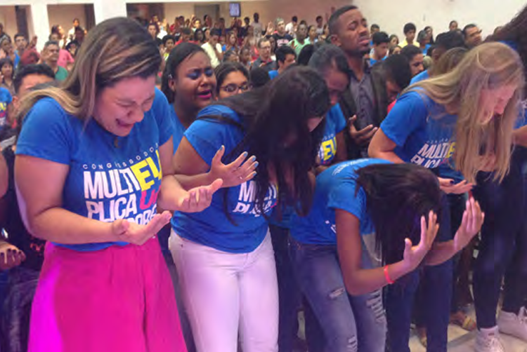 Os altares ficavam sempre cheio de jovens feridos que estavam desesperados por um toque de Jesus ... Ele nunca os decepcionou!