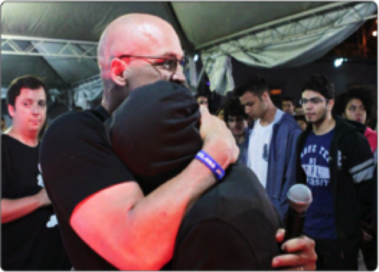 Este jovem se apresentou para reconciliar seu coração com Jesus. Seu abraço e lágrimas eram impressionantes. Não pude deixar de sorrir mediante a maravilhosa graça de Deus.