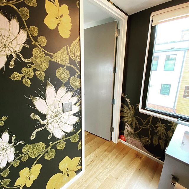 Pattern: AUNT JANE black on The Perfect Paper. Thank you @cabellharris for using my wallpaper in your beautiful home. @worklabs @koroseal @corahome @bradleyusa #customwallcovering #wallpaperdesigner #interiordesign #homedecor #pattern #flowerpower #l