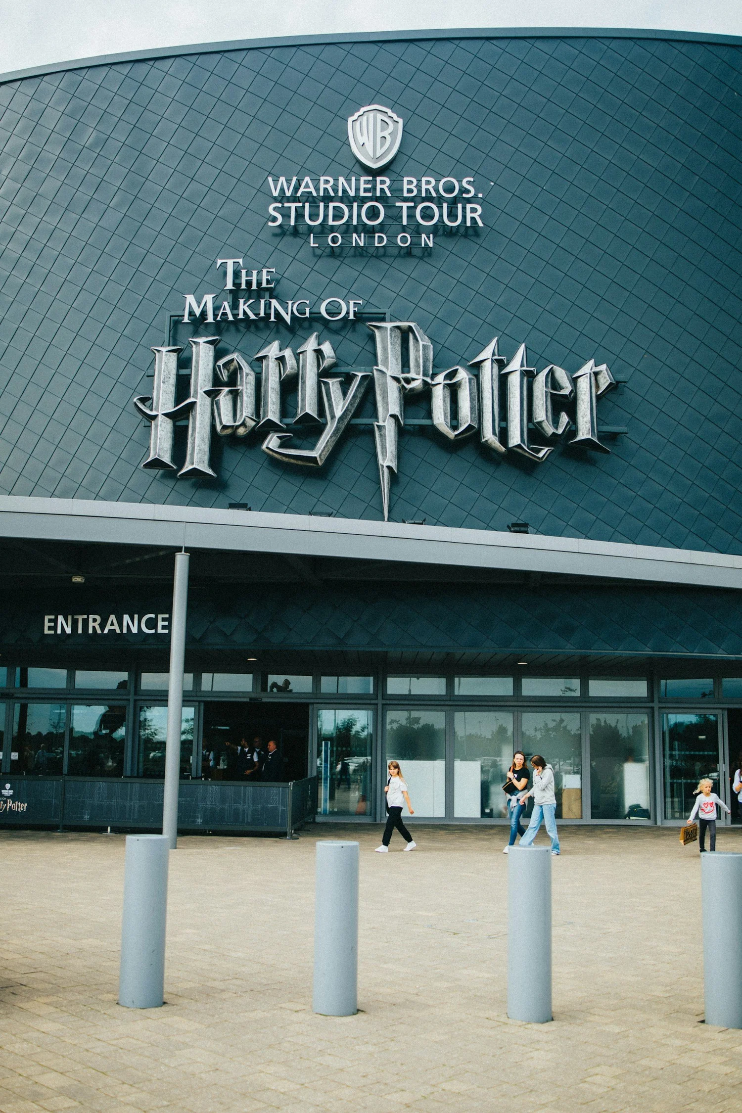 Private black cab transfer from London to the Harry Potter Studio Tour London at Warner Bros. Studios