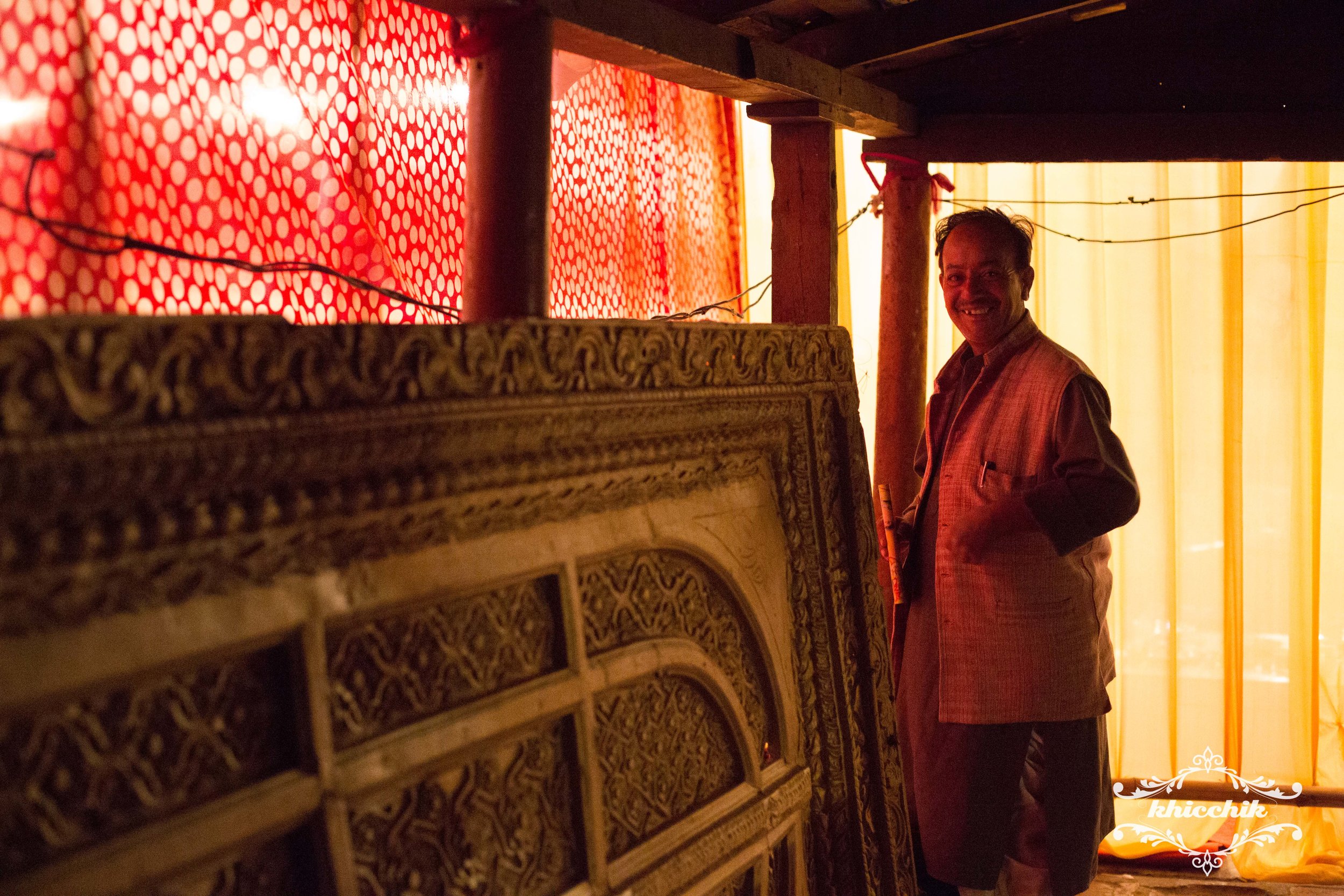 The master of the ceremony getting ready backstage before he enter the arena. :D