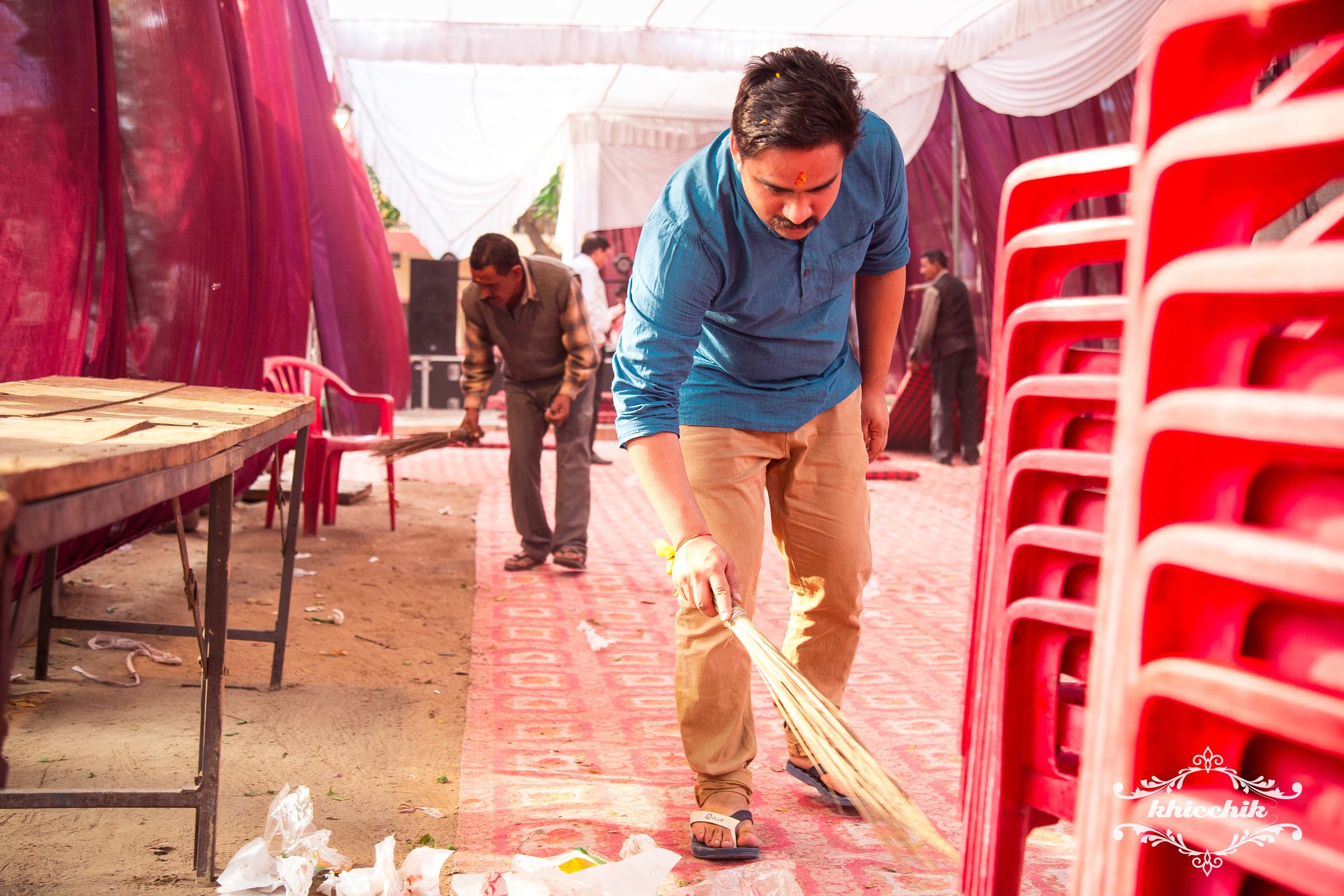 A groom that brooms at his own wedding is uber cool.