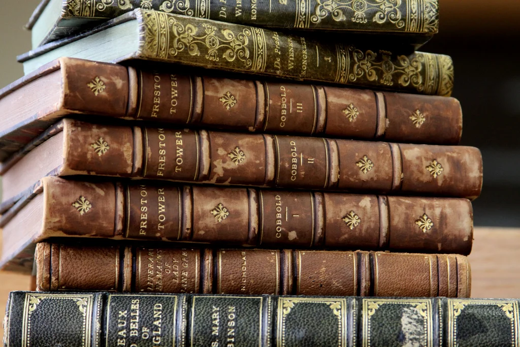 Drop that Kindle! 10 Reasons Print Books Are Better than E-Books