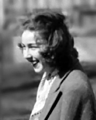 By Cmacauley - This file was derived from: Robie with Flannery 1947.jpg, CC BY-SA 3.0, https://commons.wikimedia.org/w/index.php?curid=16318378