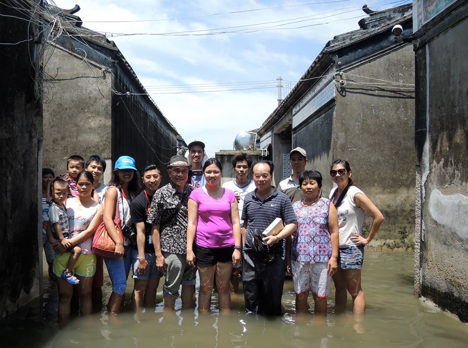 Rooters, leaders, and villagers braving flooded parts