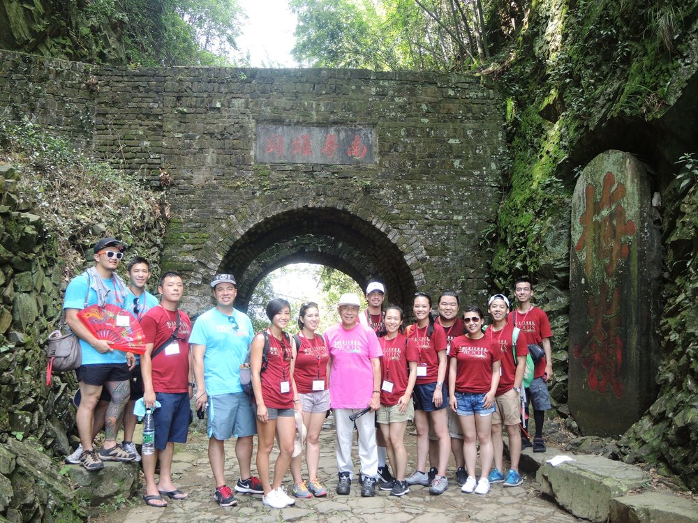 The 2016 Roots interns and leaders at the Meiling 梅嶺 Pass in Nanxiong 南雄
