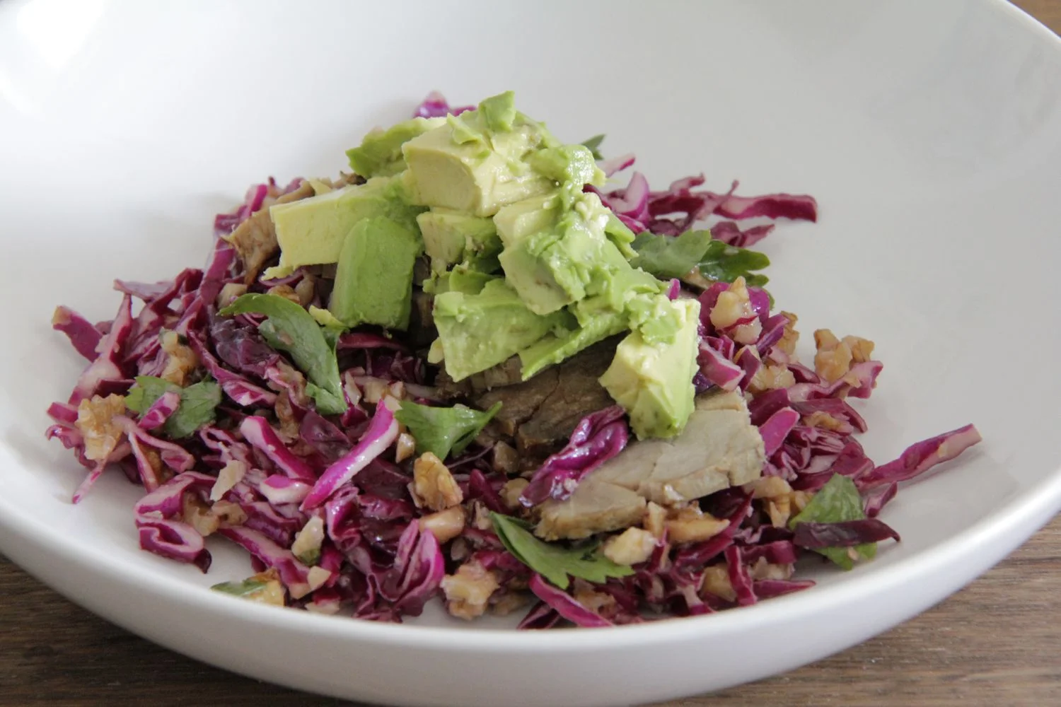 Recipe for one | Warm salad of sliced pork fillet with red cabbage salad, dressing and avocado. Colourful and crunchy - the perfect summer meal.