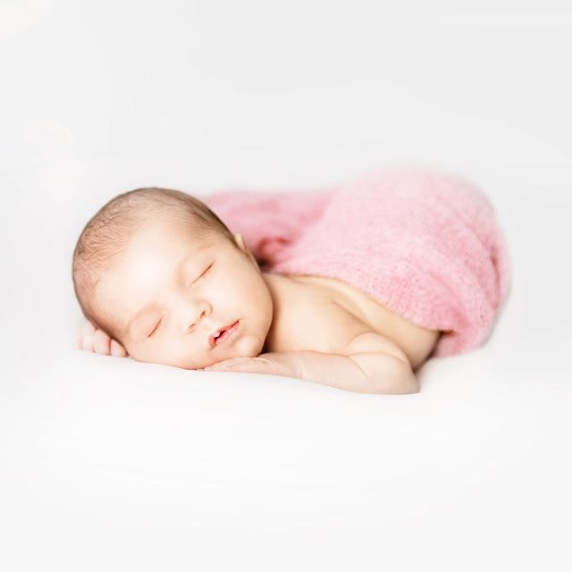 I couldn&rsquo;t help myself with this little flashback to Mila&rsquo;s newborn session, I photographed this little cuties cousin Lucas today. How amazing is it to grow up with cousins the same age! 🥰👼