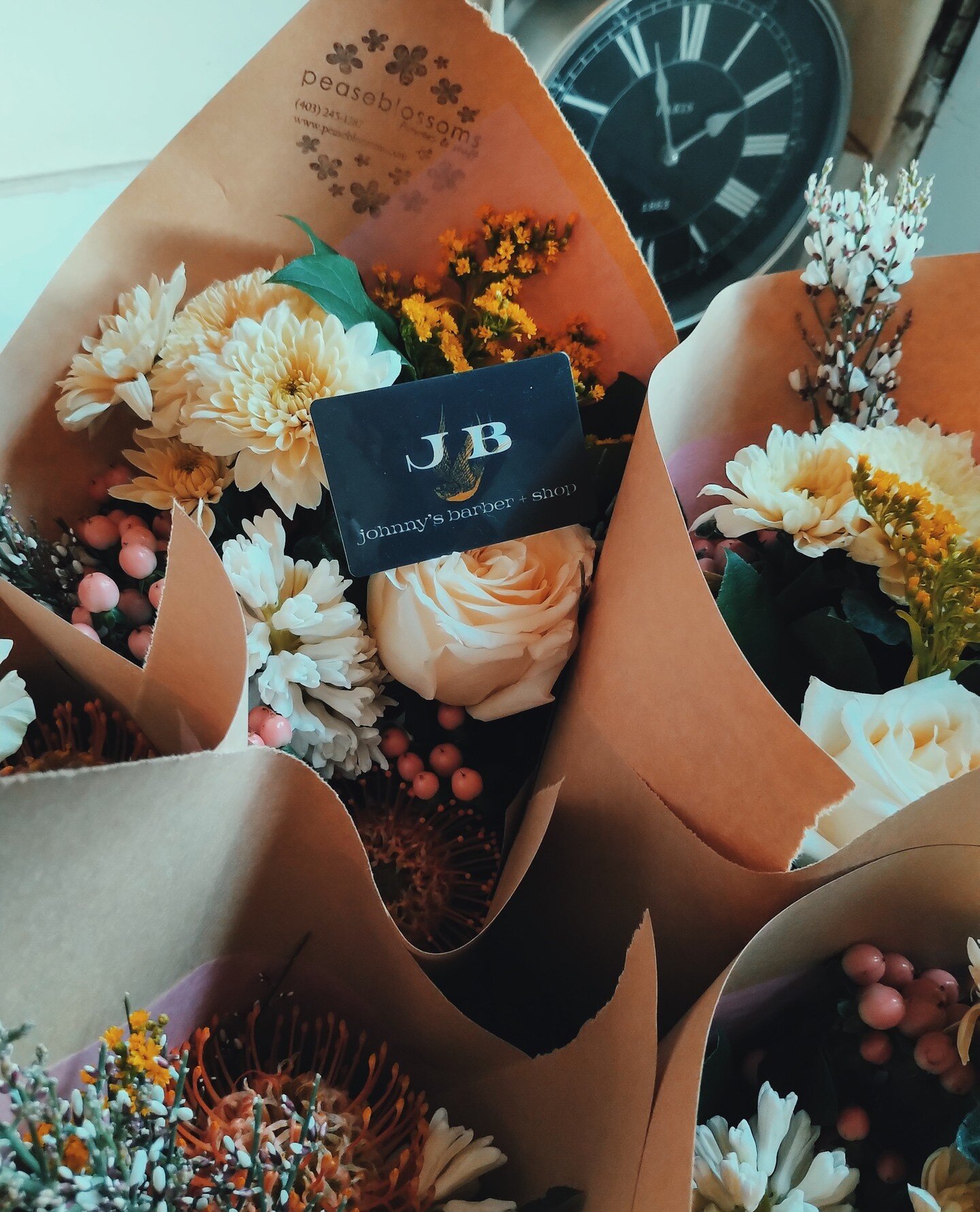 𝙵𝚘𝚛𝚐𝚎𝚝𝚝𝚒𝚗𝚐 𝚜𝚘𝚖𝚎𝚝𝚑𝚒𝚗𝚐? 💐⁠
⁠
Mother's Day is Sunday and we've got your last minute gifting covered. Pop by your preferred Johnny's location and grab a $55 or $75 bouquet courtesy of our friends at @peaseblossomsflowers (while suppli