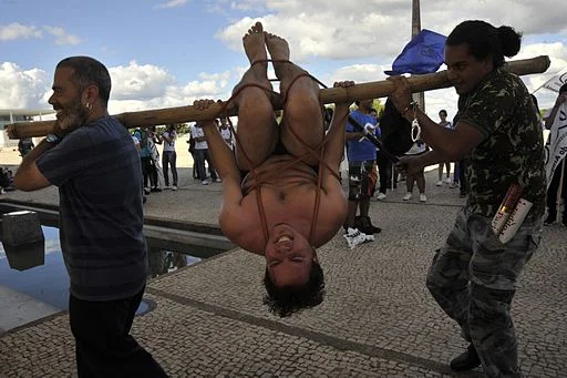 ‘Parrot perch protest against Torture’. Antonio Cruz/ABr, ‘Pau de arara protesto Brasilia 2012’, CC BY 3.0 Brazil