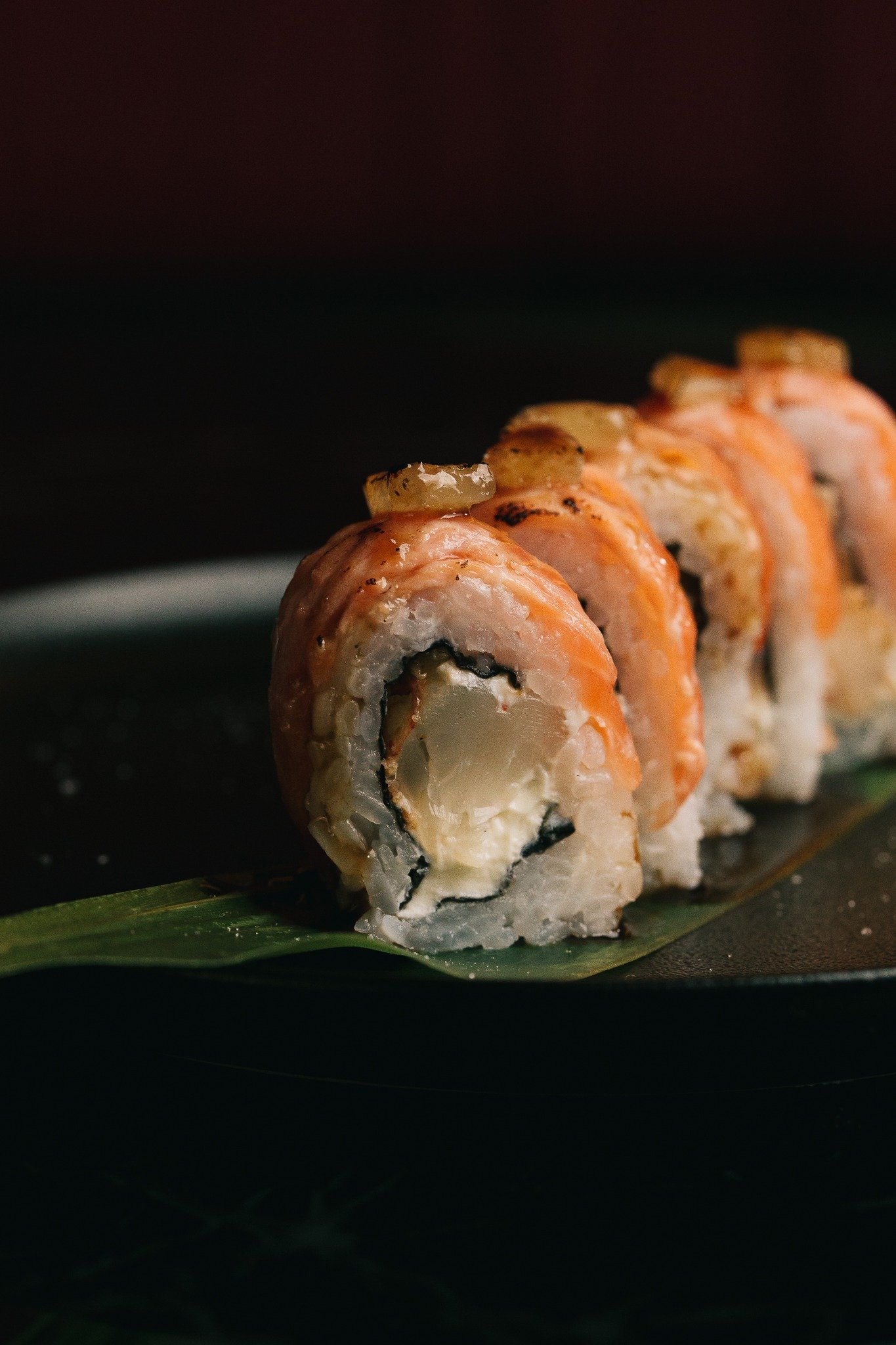 Roll Pacific Lima. 

Por dentro: langostinos y queso. 
Por fuera: Salmon trout, lima y salsa teriyaki.

Una fiesta. 

Ven&iacute;s?