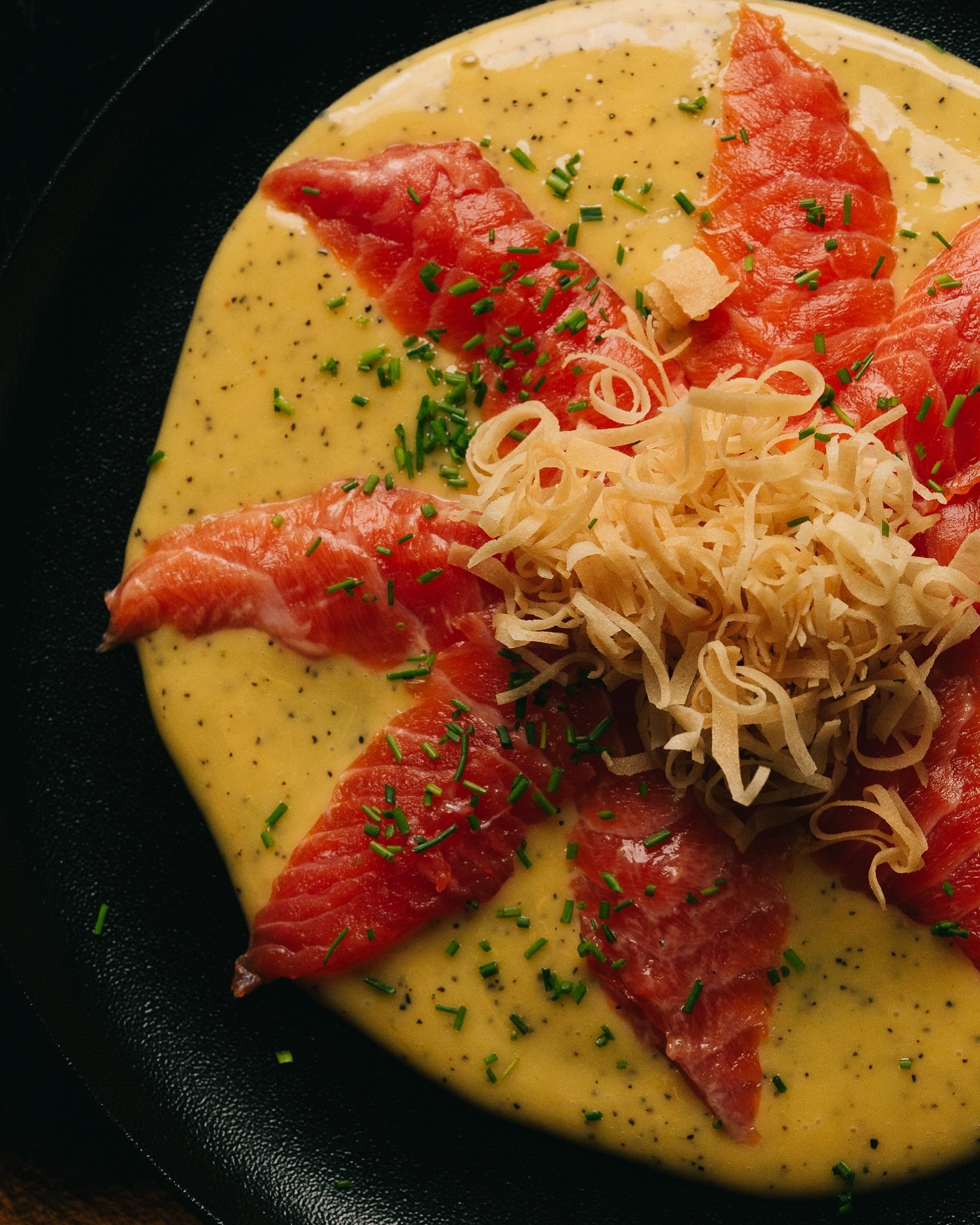 [Tiracuya Salmon]

El gal&aacute;n de los tiraditos.
Salmon trout, salsa tiracuya, philostrips y ciboulette.